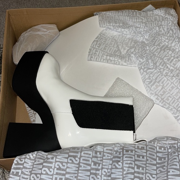 STEVE MADDEN!! BRAND NEW NEVER BEEN WORN BEFORE TEASER WHITE PATENT HEEL BOOTS - Picture 5 of 13